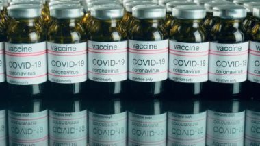 Tıbbi ilaçlar kullanarak küresel aşı için ayna laboratuar masasında aşı şişeleri