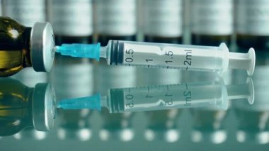 Modern koronavirüs aşısı aşısı ve şırıngayla dolu ampuller hastaları kurtarmak için hazır.