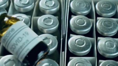 Coronavirus aşısı olan şişeler ya da şişeler tıbbi servis merkezinde enjeksiyon için kutuda.