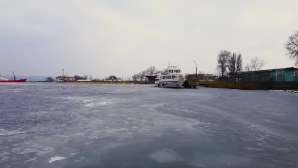 Μικρό σκάφος αναψυχής αγκυροβολημένο στο λιμάνι φορτίου σε πάγο τήξης — Αρχείο Βίντεο