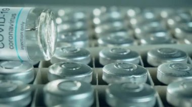 Eczane ilaçlarıyla ilaç şişesinden koronavirüs aşısı tedavisi