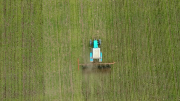 Pohled shora dolů na agronomický traktor s rotačními ornými porosty pro lepší pěstování pšenice nebo ječmene a lepší propustnost kyslíku do půdy — Stock video