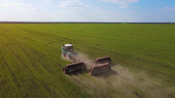肥料付きの天然のエコ肥料。強力なトラクター肥料耕地の農家。生産性向上を目的としたマニュアル — ストック動画