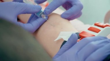 Kan koleksiyonu. Güvenlik eldivenli hemşire ya da doktor, analiz için damardan kan örneği alıyor.