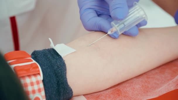 Σύριγγα close up λαμβάνοντας δείγμα αίματος φλέβας για εξέταση υγείας μετά από να υποβληθεί σε λοίμωξη από τον ιό του στομίου — Αρχείο Βίντεο