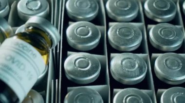 Cam tüpteki insanlar için koronavirüs aşısı olan eczacılık endüstrisi