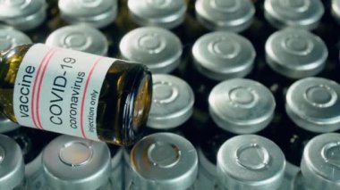 İlaç şişesi veya ampule bağlı anti koronavirüs aşılama tedavisi