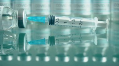 İğneli tıbbi eller ve şırıngalar hastaları laboratuarda aşılamaya hazır.