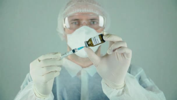 Arts of bioloog vult injectiespuit met naaldvaccin met vloeibaar geneesmiddel in het lab — Stockvideo