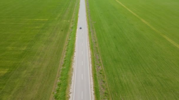 Retro i nowoczesne samochody osobowe poruszające się asfaltową drogą gdzieś daleko od miasta. Koncepcja bezpieczeństwa — Wideo stockowe