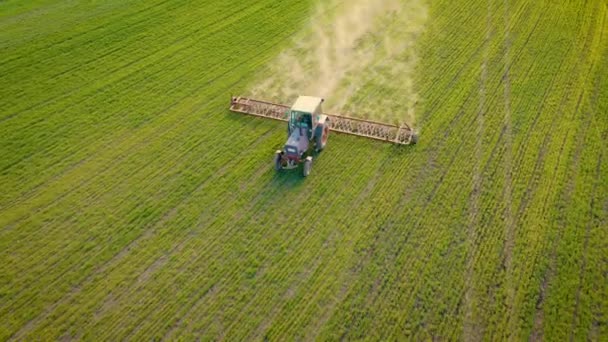 Retro vintage trekker met agronomische uitrusting die grond ploegt met teelten van tarwe of gerst in het veld — Stockvideo
