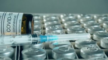 Coronavirus 'tan korunmak için şırıngayla eczane şişelerinde aşı yapmak ve tıp araştırma laboratuvarında bağışıklık sistemini güçlendirmek.