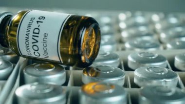 İçinde anti koronavirüs aşısı ya da eczane ilaçları olan ilaç şişeleri satılmaya hazır.