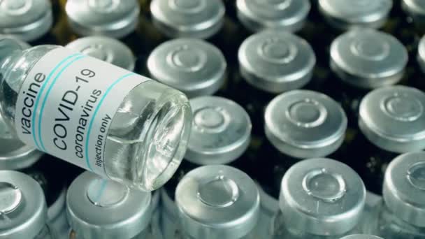 Illustration läkemedelsutveckling process, injektionsflaskor eller flaskor med metalllock fulla med coronavirus vaccin — Stockvideo