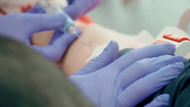 Trabalhador de laboratório em luvas de segurança que recolhe amostras de sangue da veia para anticorpos contra o vírus e testes de saúde. Enfermeira no hospital — Vídeo de Stock