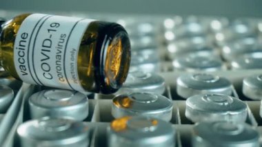İçinde anti koronavirüs aşısı olan ilaç şişeleri ya da ilaç dolu şişeler satılmaya hazır.