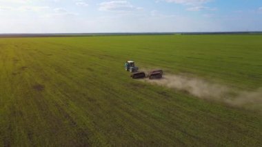 Arpa ve buğday ekinlerine katı gübre uygulamaları güçlü tekerlekli traktör ve modern tarım ünitesi kullanılarak yapılır.