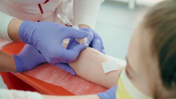 Ärztinnen entnehmen einer Patientin eine Blutprobe, um sie im Krankenhaus auf Coronavirus zu testen. Probenahme von Plasma zur Behandlung von Covid-Patienten. Klinische Forschung — Stockvideo