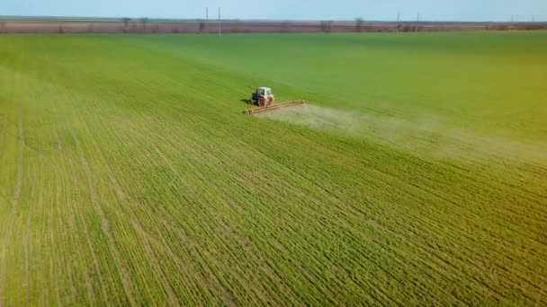 Воздушный обзор сельскохозяйственных тракторов возделывает почву в сельскохозяйственных культурах на полях — стоковое видео