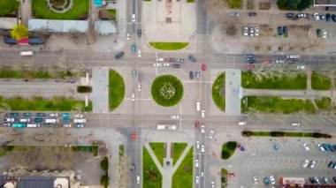 Trafiğin ve yayaların Avrupa 'nın bir yerlerinde yoğun kavşaklardan geçişi, hızlı hareketli şehirlerde otomobiller ve otobüslerle yaşam sürüşleri