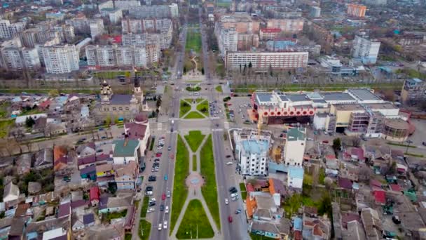 Rua central na cidade russa ou ucraniana européia pós-soviética com muitos carros e ônibus em movimento, pessoas andando em calçadas e gramados cortados com grama verde — Vídeo de Stock