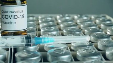 Şırınga enjeksiyonları için cam şişelerde koronavirüs aşısı geliştirilmesi ve üretilmesi