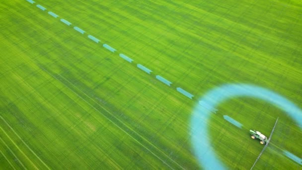 Трактор распыляет пестициды на зерновые поля пшеницей или ячменем с помощью GPS-слежения и специальных сельскохозяйственных датчиков для навигационной системы — стоковое видео