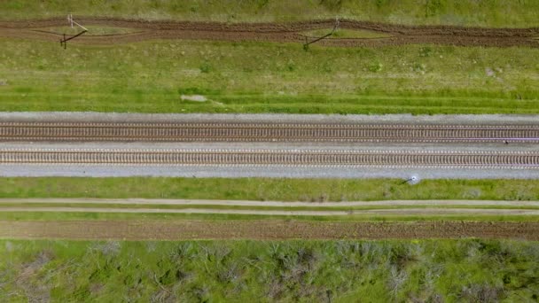 Ferroviária com trilhos e travessas para o tráfego de dois lados entre estradas de campo — Vídeo de Stock