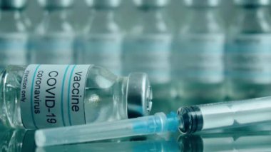 Şırınga enjeksiyonları için cam şişelerde koronavirüs aşısı geliştirilmesi ve üretilmesi buharla tedavi edilmektedir.