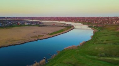 Akşamları ağır yük kamyonu kullanan mavi nehrin üzerindeki köprü havası.