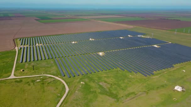 Ecología paneles de centrales solares en el campo en el paisaje de medio día para la innovación eléctrica en el medio ambiente de la naturaleza — Vídeos de Stock