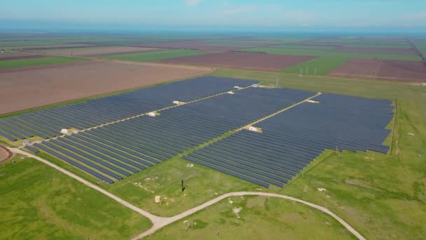 Vista aérea superior da fazenda solar com células de luz solar para a produção de eletricidade renovável — Vídeo de Stock