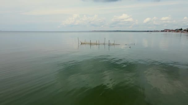 Olaglig fiskfångst. Fiskenät installeras i havet — Stockvideo