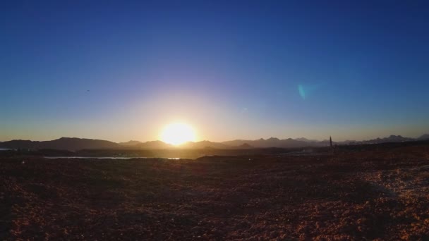 Matahari Timelapse duduk di belakang pegunungan. Indah pemandangan matahari terbenam di atas laut merah di Mesir — Stok Video