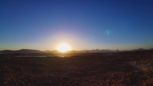 Timelapse soleil assis derrière les montagnes. Beau paysage coucher de soleil sur la mer Rouge en Egypte — Video