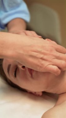 Göz kamaştırıcı müşteri güzellik uzmanı, dikey yönelim tarafından yapılan kozmetik cilt terapisi alıyor. Sağlık, alternatif tıp, cilt yenileme tedavisi, refah, hasta bakımı, yaşlanma karşıtı prosedür. Kusursuz cilt bakımı, temizlik ritüeli.