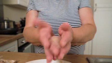 Küçük köfteleri ellerinle şekillendiriyorsun. Avuç içleri arasında kıyma kıvıran tanınmamış biri. Dolgu bölümü hazırlanıyor. Mantı ya da pirzola için parça yapıyorum.