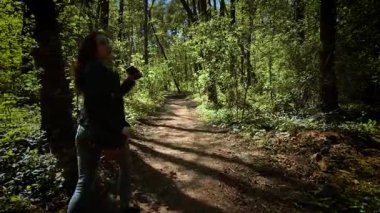 Korkunç bir kadın kaçıyor ve seri katilden korkarak geriye bakıyor. Paniklemiş bir kadın ormana kaçıyor ve manyağın arkasına bakıyor. Korkmuş kadın kaçıyor ve katilin şokuyla geri dönüyor.