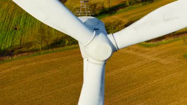 Büyük pervane rüzgar jeneratörü. Rüzgar türbini karbon nötr enerji sağlamak için dönen enerji bıçakları. Rüzgar çiftliğine yeşil elektrik sağlayan dönen enerji bıçakları