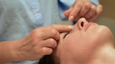 Masaj terapisti tarafından yapılan yüz bakımı tedavisi. Sağlık vücut masajı ve yüz spa konsepti. Spa 'da masaj prosedürü. Sağlık, rahatlama, gençleşme ve refah.