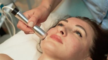 Cilt dayanıklılığını geri kazanmak için çeneye RF Anti-Yaşlanma Tedavisi uygulanıyor. Tanımlanmış yüz profili için Radyo Frekans Derisi Birleşiyor. Yüz dokusunu ve tonunu geliştirmek için cerrahi olmayan yüz gerdirme işlemi başlatılıyor