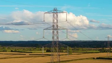 Çiftlik arazisindeki direkleri kapatın ve kırsal alanlardan elektrik geçirin. Yenilenebilir elektrik iletim ağından geçiyor. Kırsal alanda yükselen büyük kafes kulesi güç akışını aktarıyor