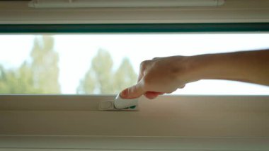 Pencere kolu açılıp kapanıyor. Pencere kolu açık kapalı eylem gerçekleştiriliyor. İşletim penceresi mandalı tekrarlanan tutuş hareketini yapıyor