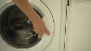 Eski çamaşır makinesinin kapısını açmak ve kapatmak. Çamaşır makinesinin kapağını açıyorum. Klasik makine kapısı tekrar eden salıncak hareketi yapıyor