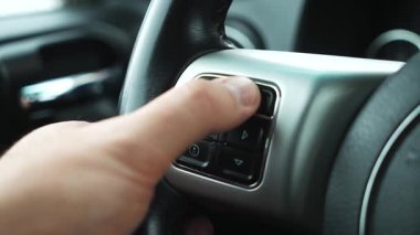 Arabadaki direksiyon kontrol düğmelerine basıyorum. Sürüş sırasında araç tekerleği anahtarlarını çalıştırmak. Yön bulma sırasında otomatik direksiyon kontrolleri etkinleştiriliyor