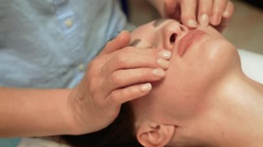 Rahatlamak ve gençleşmek için elmacık kemiklerine masaj yapıyorum. Terapist, sakinleştirmek ve sakinleştirmek için yüz bölgesini incelikle inceliyor. Refahı ve dengeyi arttırmak için yanaklara odaklanmak. İç huzur için ruhani bakım sağlayan bir uzman.