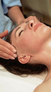 Göz kamaştırıcı bayan kozmetik uzmanı tarafından sunulan yüz bakımı seansı, dikey yönelim. Refah, tıbbi destek, cilt yenileme terapisi, sağlık, bütünsel sağlık, yaşlanmaya meydan okuyan bakım. Sağlıklı, pürüzsüz güzellik, detoks, ferahlatıcı ve...