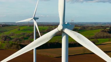 Rüzgâr türbini dönüyor. Rüzgar türbini rüzgarı elektriğe dönüştürüyor. Yel değirmeni temiz güç sistemlerini desteklemek için dönüyor