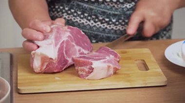 Domuz omzunu kalın porsiyonlara ayırmak. Tanınmayan biri şiş için taze et kesiyor. Salamura tadını arttırmak için yağlı dilimler hazırlıyorum. Geleneksel şiş ızgara ve sulu domuz eti.