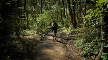Vahşi bir katilden kaçan paniklemiş bir kadın. Korkak kadın ormanlık alanda manyaktan kaçıyor. Katilin karanlık orman patikasından kaçan korkunç kadın.